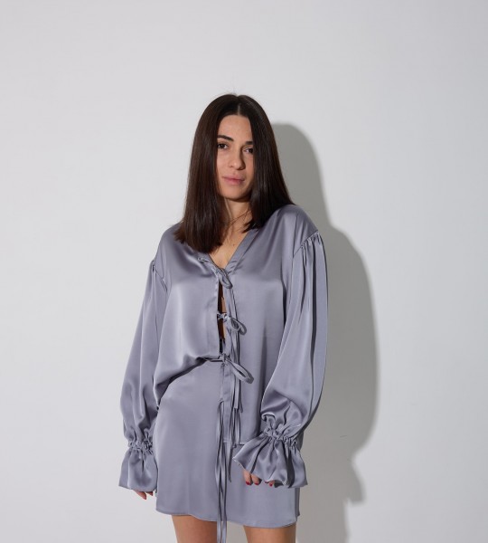 Блуза Tie Whisper Сіра | Showroom By Nona — зображення 2 Блуза Tie Whisper Сіра | Showroom By Nona — зображення 2